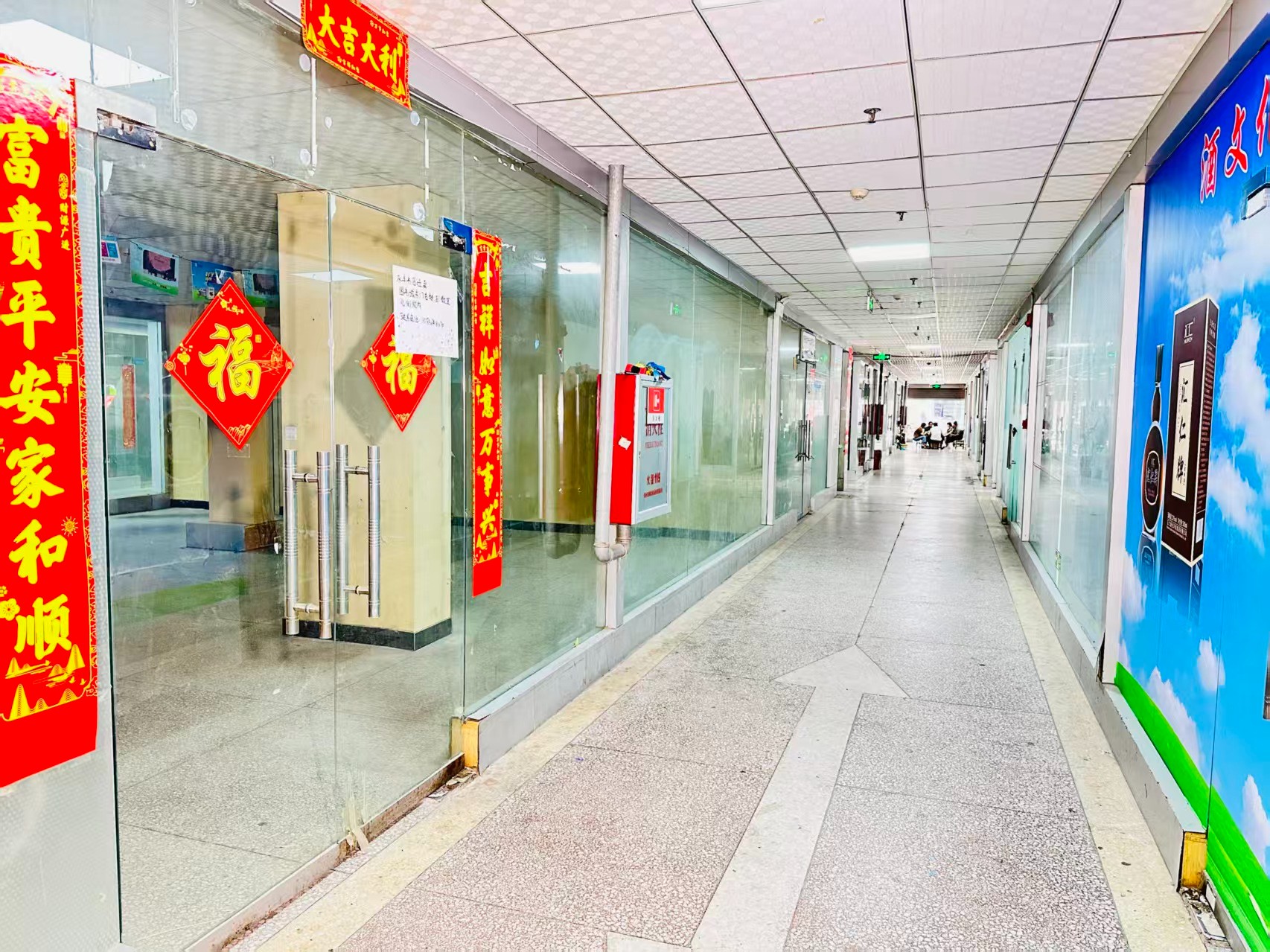 银杏路园区位于洛阳市老城区春都路商贸核心区域，周边商业氛围成熟，交通便利，配套完善。依托传统副食品商贸资源，园区具备良好的经营基础和人气优势，是企业办公、商品展示、批发零售及创业发展的理想选择。