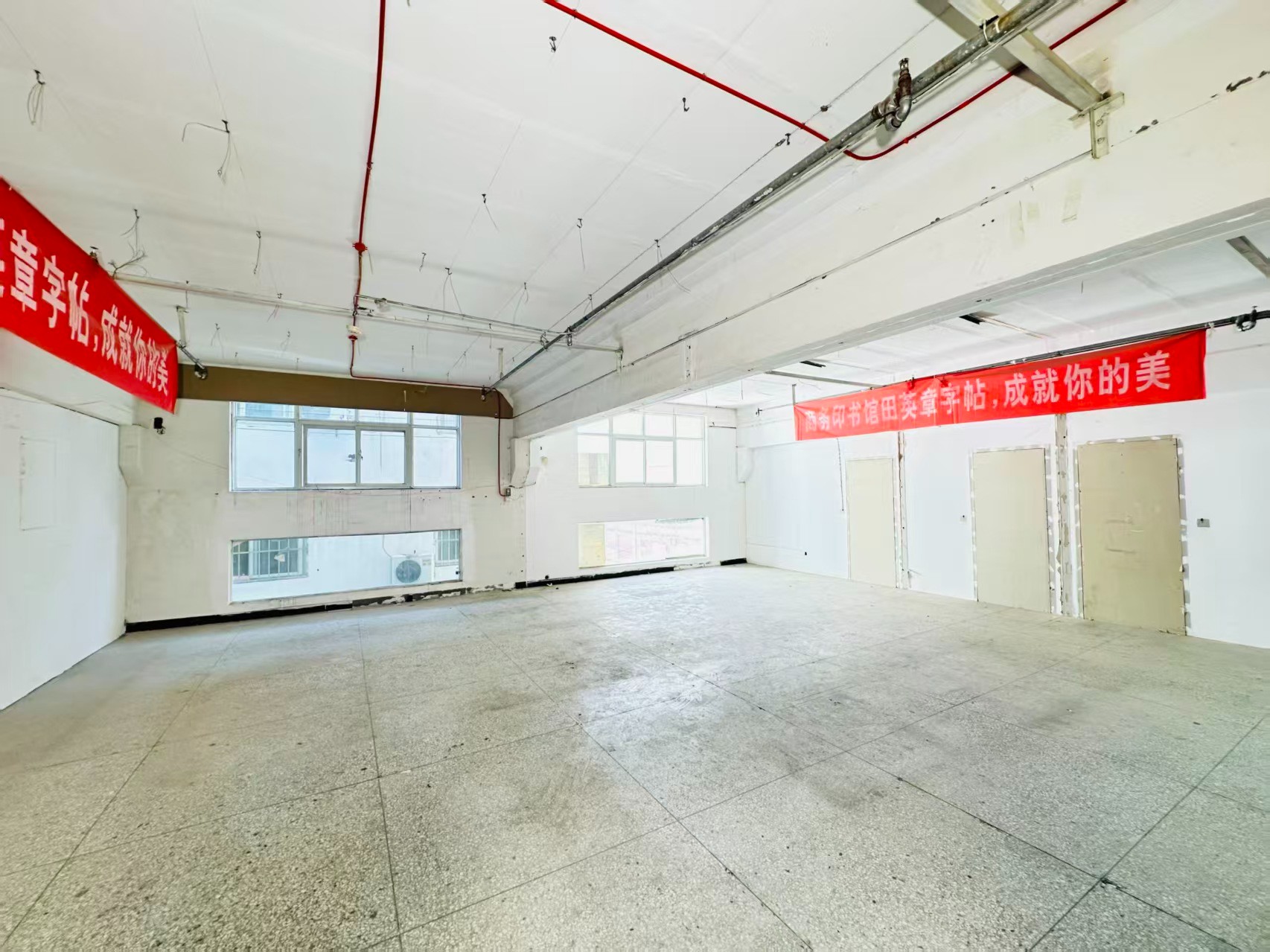 银杏路重点吸引人工智能应用、数字经济、电商直播、智能制造服务、软件开发、科技创新企业及创业团队入驻